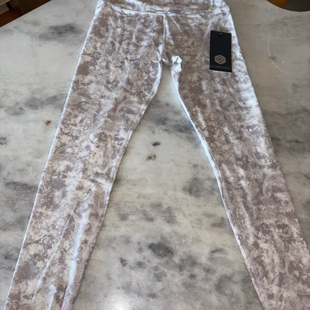 Scorpio Sol White and gray Patterned Leggings